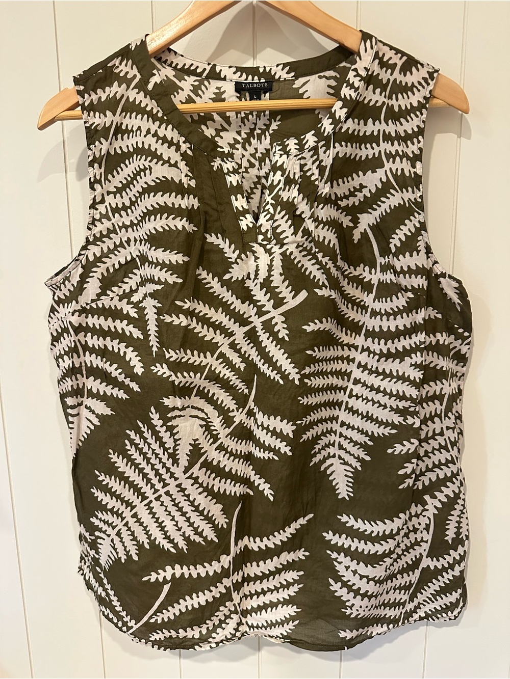 Talbots Women’s Sleeveless Blouse Size Large Olive Green White Fern Print